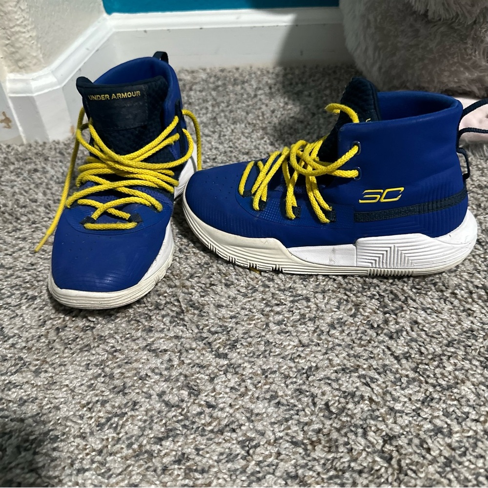Under armor. Steph Curry. Boys size 1. Basketball shoes.